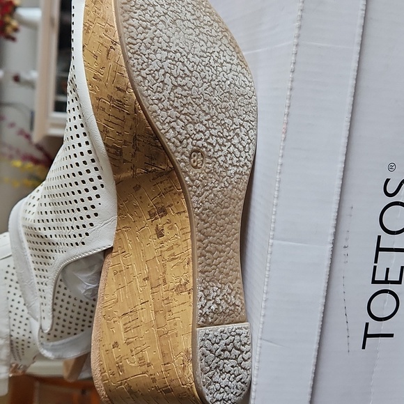 TOETOS WHITE WEDGE, cut out design,  size 8.5 - Picture 2 of 4
